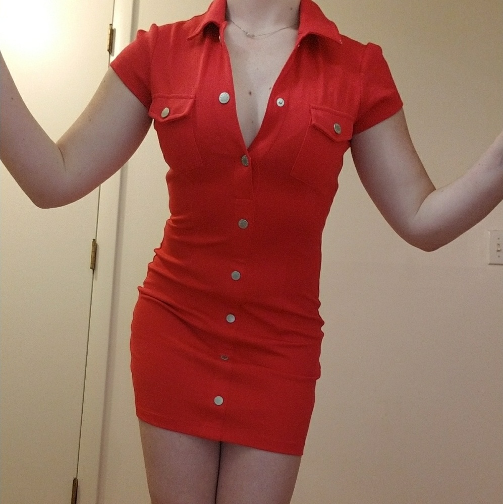 💲NWOT Guess Form Fitting True Red Dress